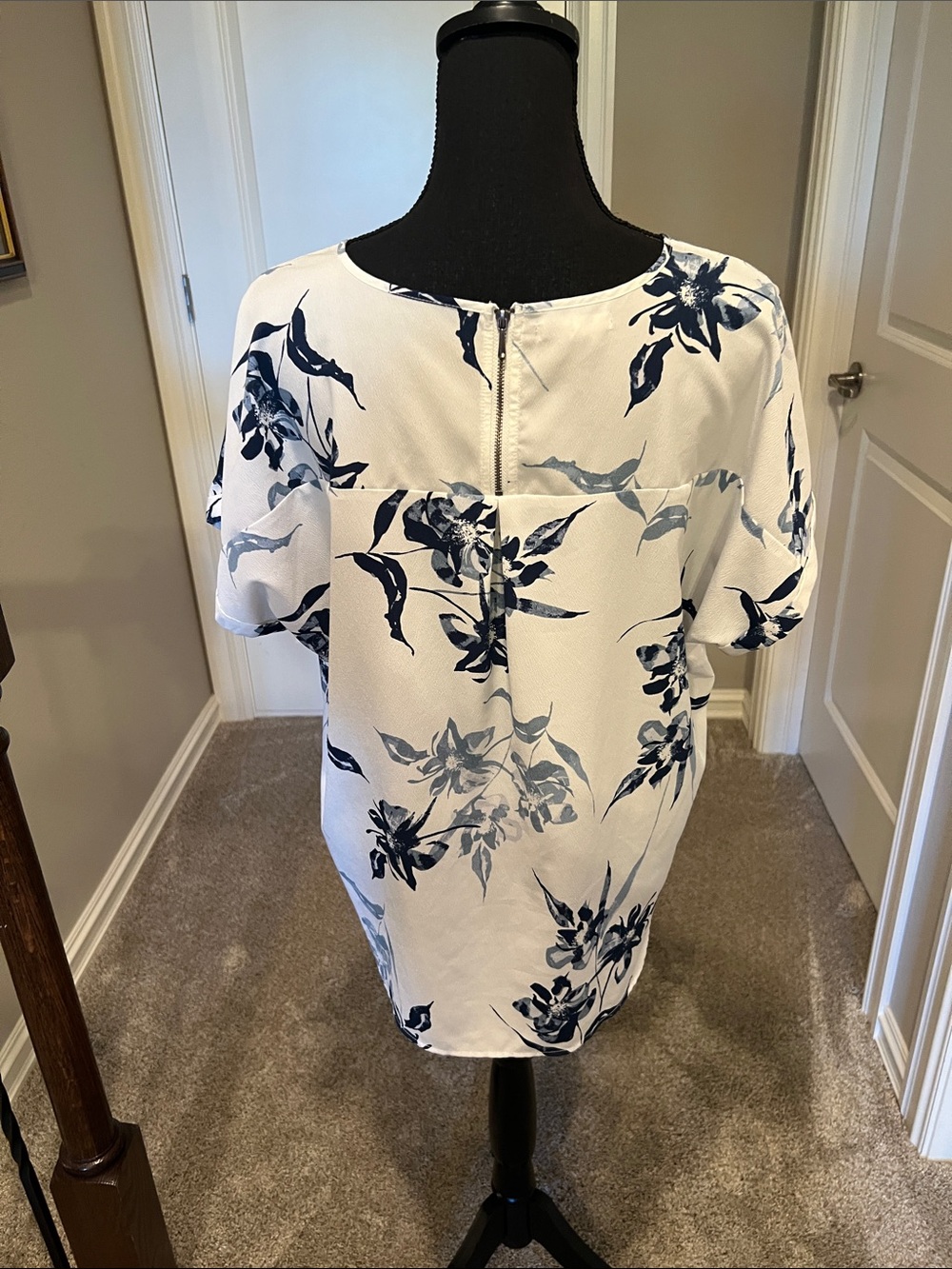 Maurices White Blouse with Navy Floral Print Size Large - Picture 7 of 10